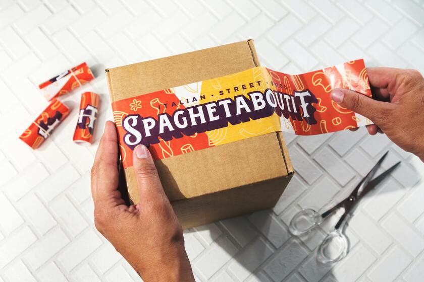 Come si fa a spedire un pacco con un corriere